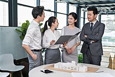 PS5上海地铁站大幅广告：《暗影火炬城》登场